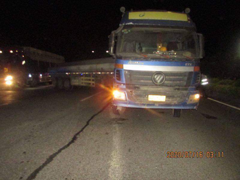  车道|重型半挂牵引车右转弯占四条车道，的士司机乘客聊天追尾一死一伤