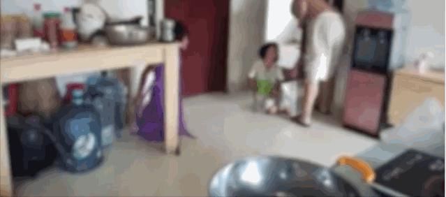  衣架|一段男子把3名女孩打到跪地求饶的视频，让网友出离愤怒