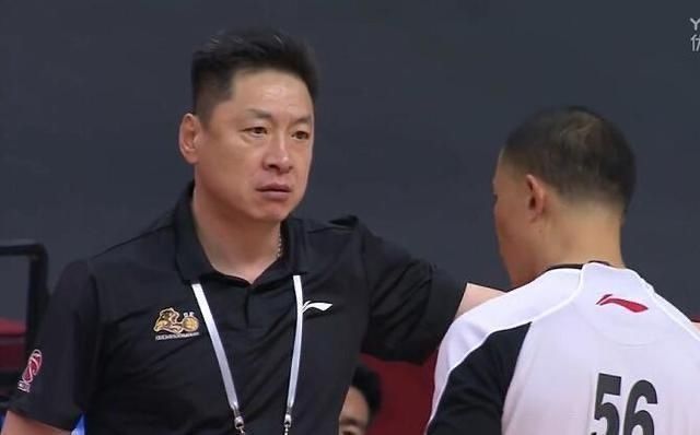 道歉|CBA裁判又引众怒！冠军教头暴怒，裁判因一错判道歉：我们错了