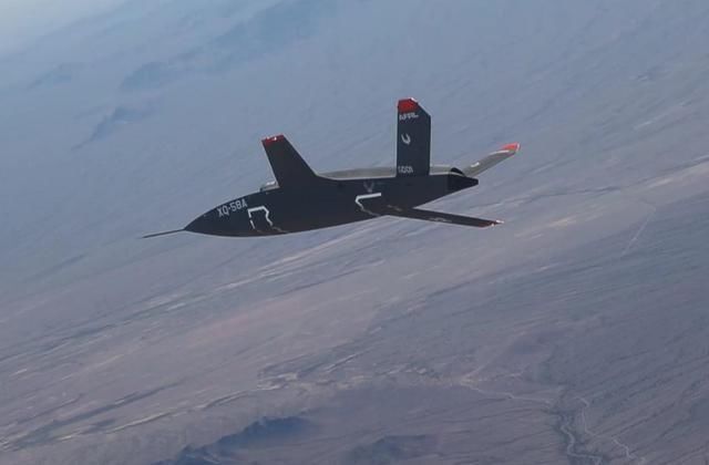  功率|歼20双座版十分必要：两个人换着开不累，多一个人还能指挥无人机