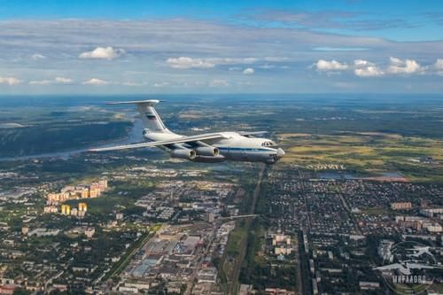  伞兵|庆祝俄罗斯伞兵日，伊尔-76上演礼花秀，它曾弥补了解放军的短板