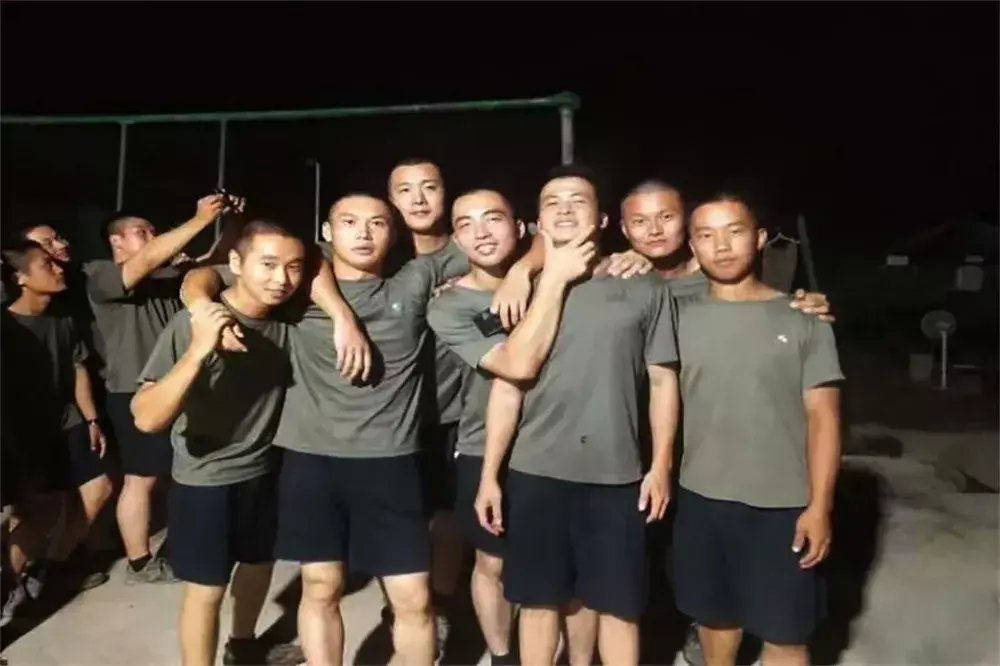 羡慕|解放军野外驻训伙食怎么样?小龙虾、烤全羊随便造!能羡慕死印军
