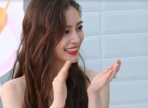 粘到牙齿上|奔跑吧Baby对墨镜抠牙上口红,关晓彤反应看懵导演,暴露修养