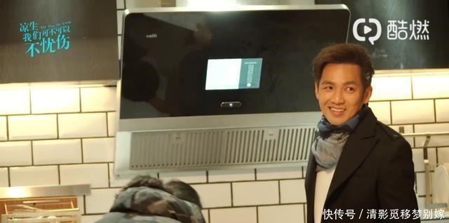  对着厨具|花絮钟汉良煲鸡汤动作熟练和厨具聊天好萌，头上小夹子太可爱了