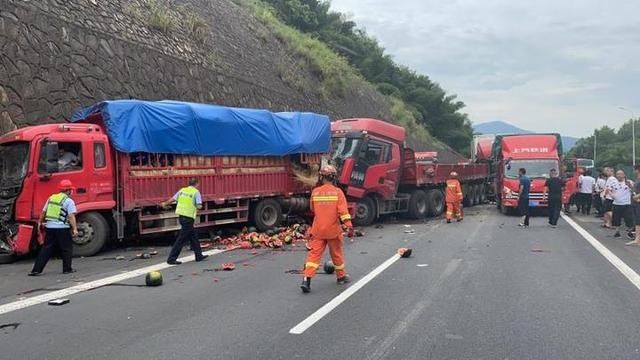  追尾|惊险！甬台温高速四辆大货车追尾二人被困，临海消防紧急救援