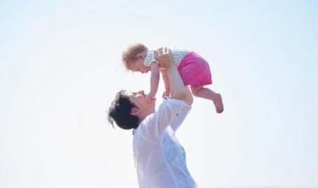 大叔|60岁大叔将仿真娃娃当女儿养,用10万买衣服,网友:畸形的父爱