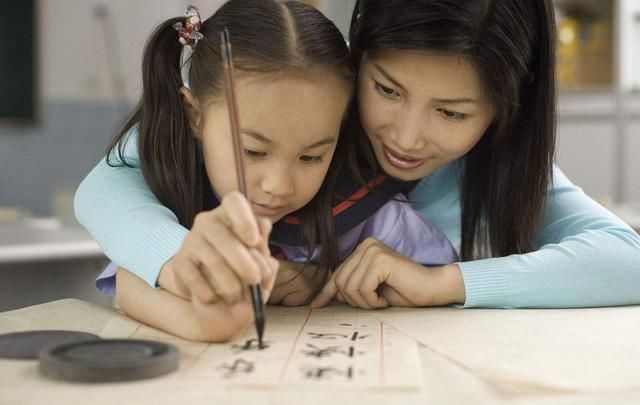  妻子|“刘”姓爸爸给孩子取名字，老师脸红叫不出口，妻子：丢死人了