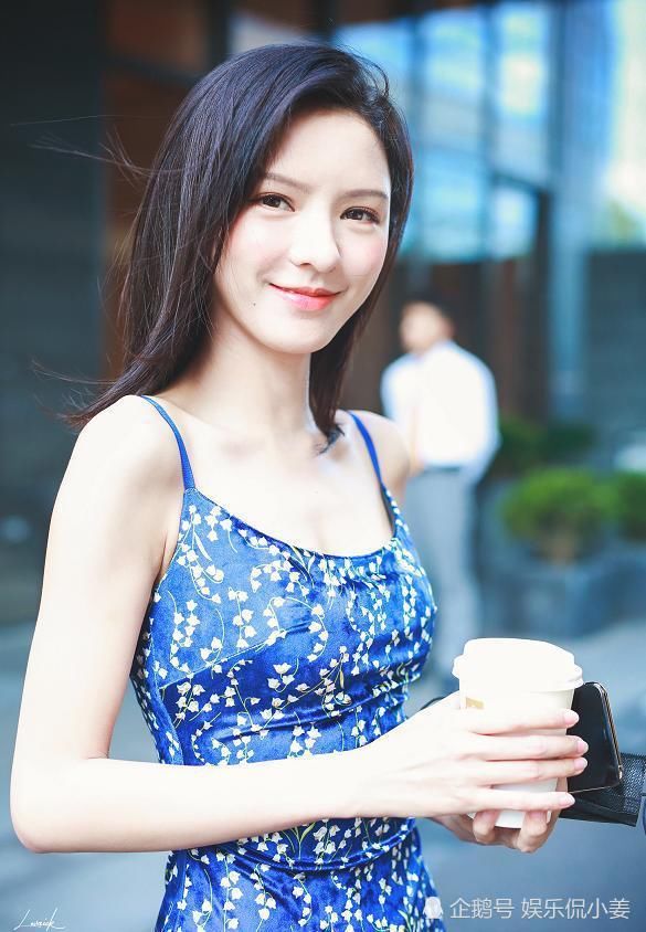  感觉|张予曦这身材美了！吊带碎花裙显得身体太瘦了！