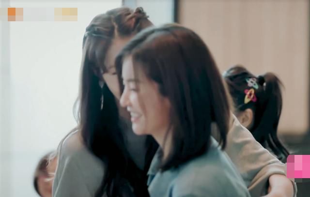  早就认识|李晟见麦迪娜却不和她打招呼，谁注意麦迪娜的反应？关系好坏很显然