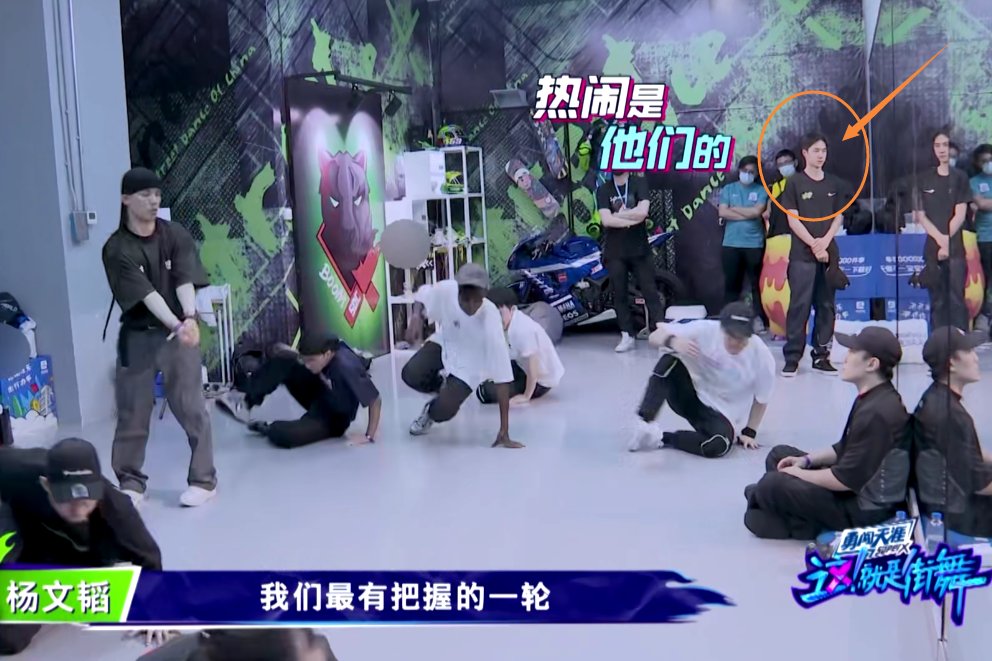  上场|王一博水舞台燃炸了，当镜头特写他的舞蹈动作，确定是带伤上场？