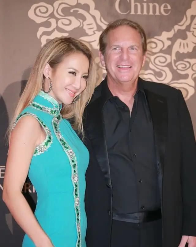 葫芦|李玟才是真正的“葫芦”身材，金头发配绿旗袍，开叉展示东方美