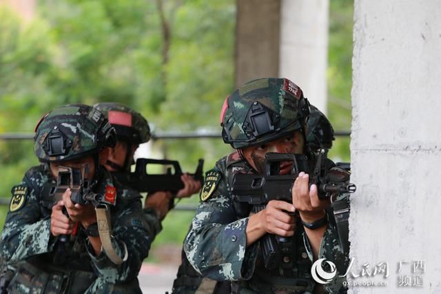 武警战士|荷枪实弹！来看来宾公安武警红蓝对抗