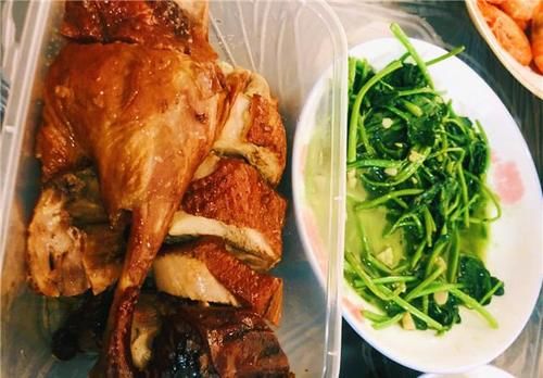 吃饭|暑假儿子请同学吃饭,我嫌外面贵在家招待,一桌菜吃得干干净净!