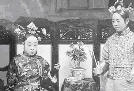 溥仪|她是军机大臣荣禄的女儿,溥仪的母亲,是什么原因让她自杀身亡