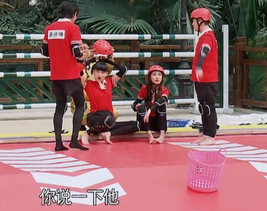  baby|张大大跟baby撒娇，说自己不会游泳，她的反应让人直呼过瘾！