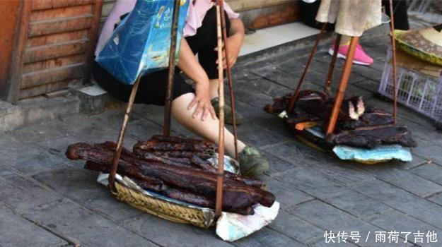 小吃|大娘路边卖“地道”小吃,60元一根却嫌贵,看清是它我买走2根