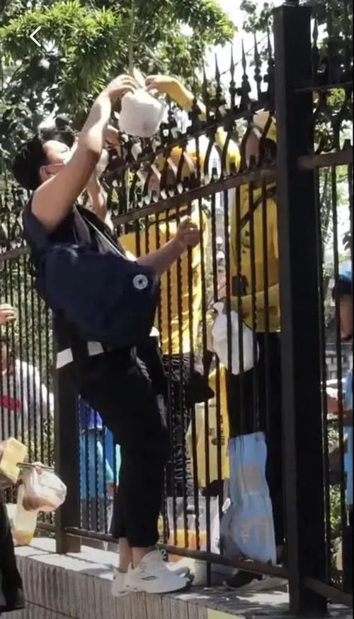 开学|听说有人开学了还在同校异地恋？