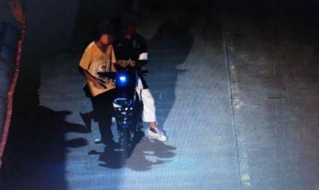 箱里的钱|“1块钱”也不放过,两个小伙小区里鬼鬼祟祟,3分钟“进账”200