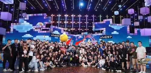  合照|明星的头围有多可怕！Baby和路人合照，头围只有旁边女孩的一半