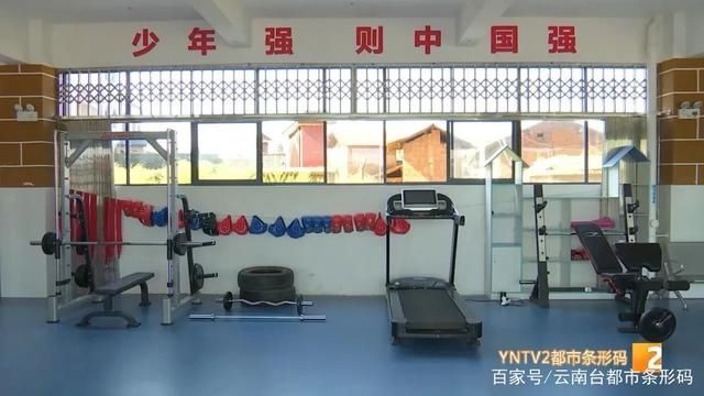 喜欢|“把我所学的、我的爱好传给喜欢的学生”陡普鲁小学里的拳击教练