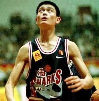 对决|王治郅姚明巅峰对决,01年总决大郅28+11夺冠,姚明表现如何?