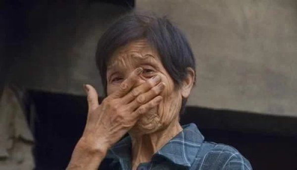  河南|河南农村老太糊纸盒1天为儿挣20元手术费，害怕白发人送黑发人