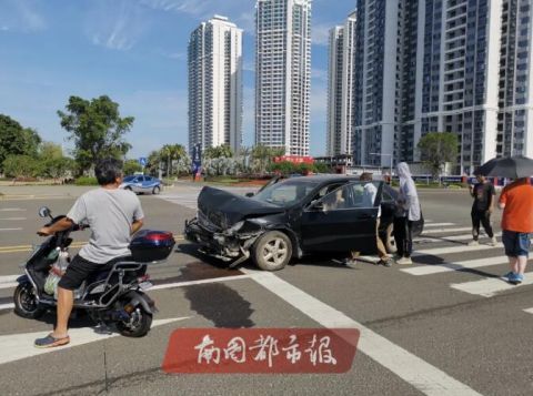  海甸岛|突发！海甸岛一公交接连撞倒路牌和两棵树，还有一辆轿车…