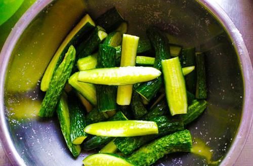  黄瓜|腌黄瓜时，直接用盐腌是大错特错，多加一步，黄瓜咸香脆爽，特香