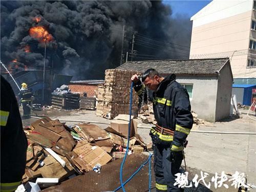  扬州|高温天灭大火，消防员给自己喷水降温