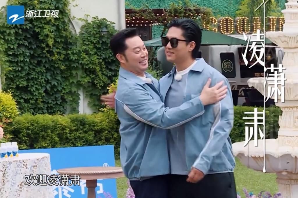  成员|郑恺塞baby嘴里的薯片，她又拿了出来，有人看清薯片被丢哪了吗？