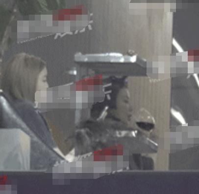 亲密|李嫣陪王菲做头发，理发店品红酒享vip待遇，两人互动亲密似姐妹