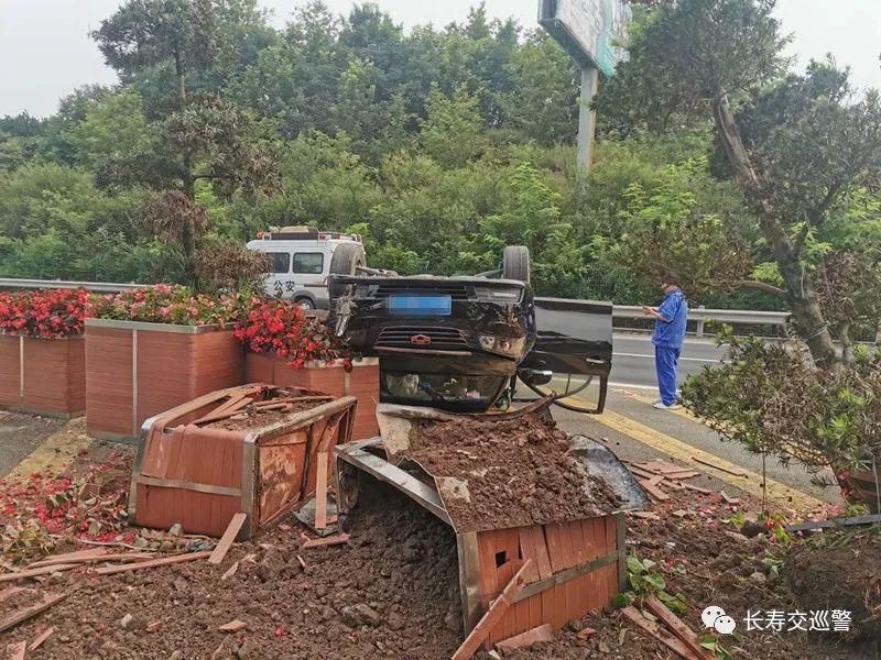  幸亏|惊险！沪渝高速长寿湖路段一小车侧翻，幸亏……