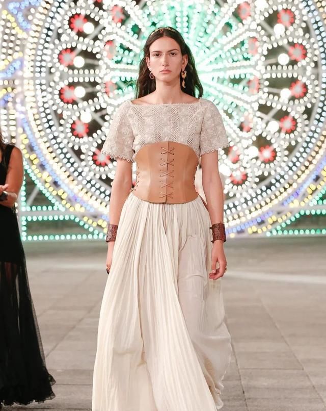  Dior|Dior 在意大利举办了一场没有观众的线下早春发布秀