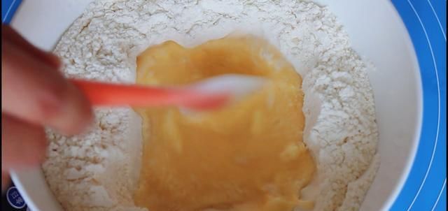 酵母|纯手工制作甜甜圈教程,外焦里嫩颜色金黄,再也不用为早餐发愁了