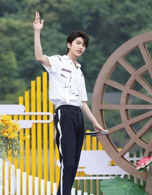  两极分化|《奔跑吧》即将收官，蔡徐坤遭受争议，口碑两极分化严重？