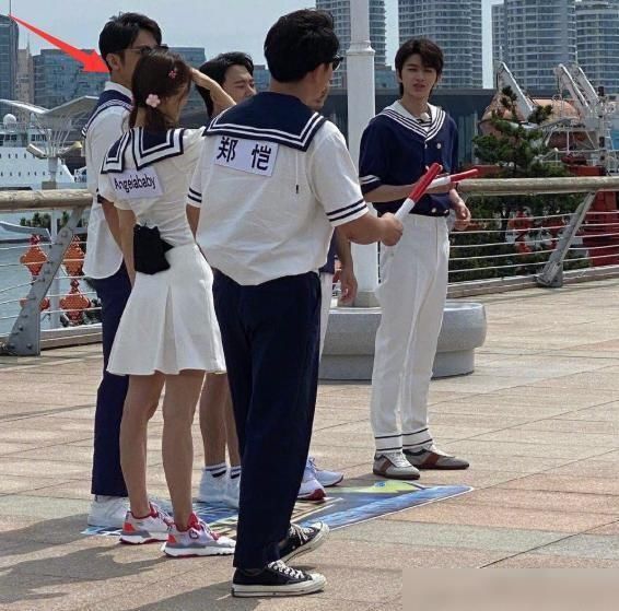  啥样|baby录综艺花絮照曝光，看到她90斤的腿长啥样，再不羡慕了