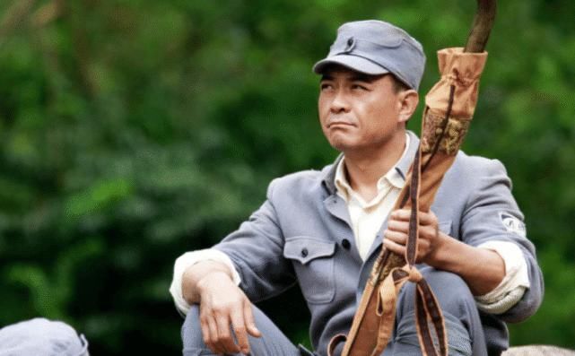  抛弃|捧红老公退圈生子，惨遭抛弃和儿子相依为命，老公却另娶她人！