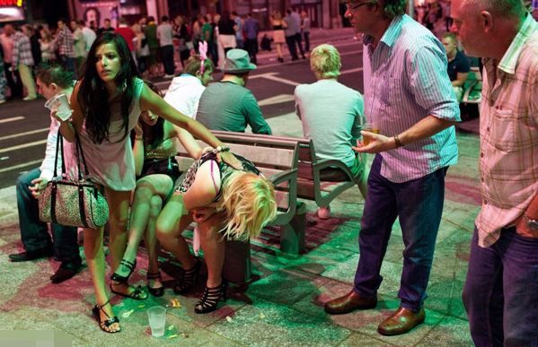 夜店|夜店醉酒美女遭遇捡尸大队:场面令人气愤