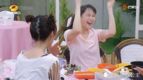  女明星|女明星也邋遢！蓝盈莹说话时抠脚！但在饭桌上这个恶习更不能忍！