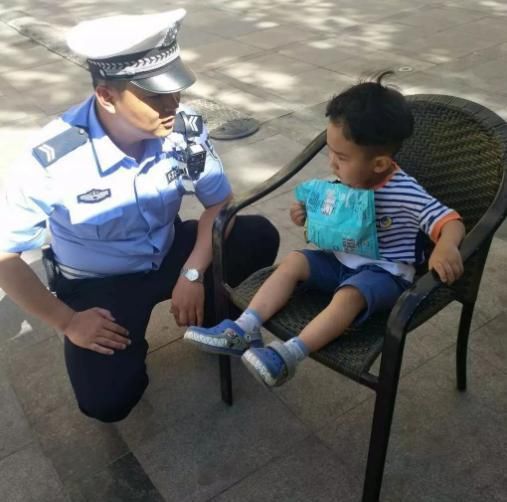  女儿|公交车上女儿喊肚子疼，妈妈低头后果断叫停司机，全车人：佩服