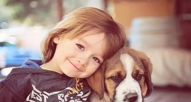 起跑线|地铁一张偷拍照：你的教养，就是孩子的起跑线！在外，这也叫规矩