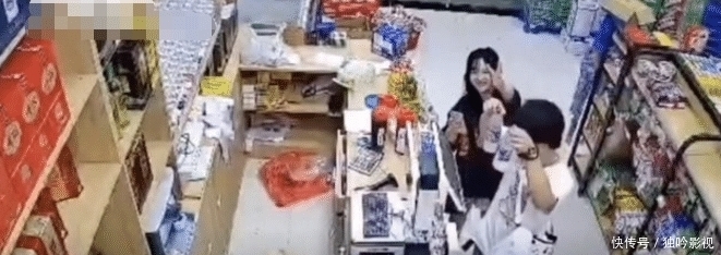  回来|超市老板因急事外出，忘记关店，回来一看：怎么那么多纸条？