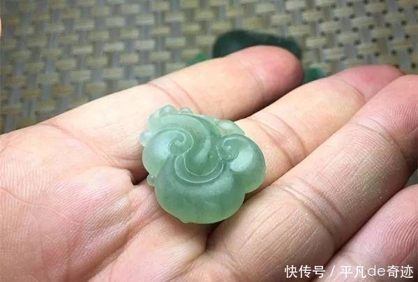  去年|小伙去年前花8万买了块翡翠原石，如今拿出来切，去皮后蒙圈了！