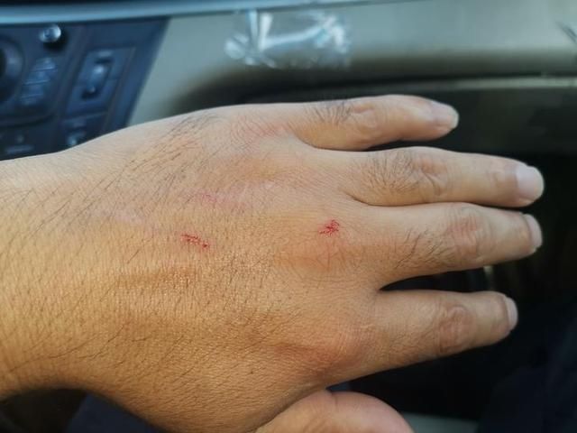 急速|加盟微商退钱不成，女子手持剪刀坐上3楼栏杆，多亏民警急速救援