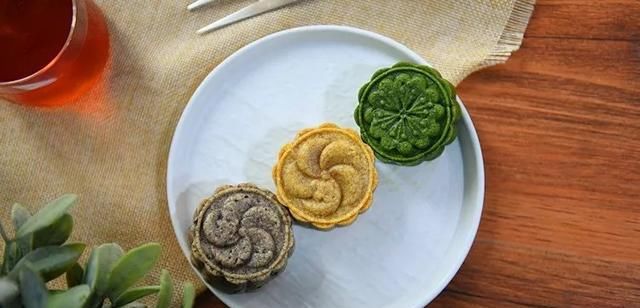 亲戚朋友|中秋过节送月饼,这样做的月饼可以拉丝哦,亲戚朋友都喜欢