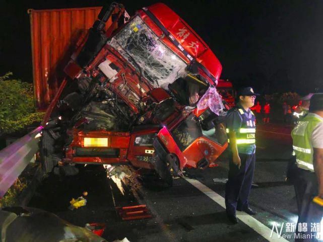 保障|揭西高速路段发生二车碰撞事故,相关部门联动,保障人员和路面安全!