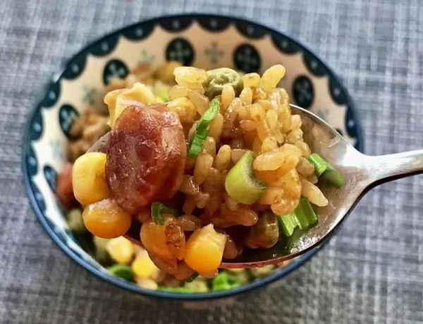 玉米|玉米豌豆腊肠糯米饭