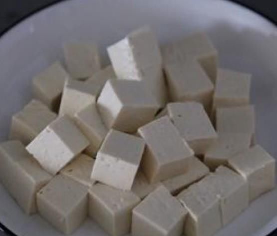 豆腐汤|美味可口，酸咸开胃的金针菇豆腐汤你也来做做尝尝吧！