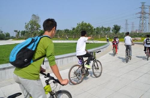  道歉|初中生撞到奔驰，等不到车主留下道歉纸条，车主：虽感动，仍要赔