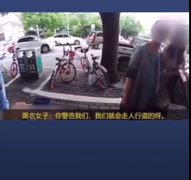 女士|四名女士横穿马路被拦，指责交警并口吐秽言，结局实在很解气